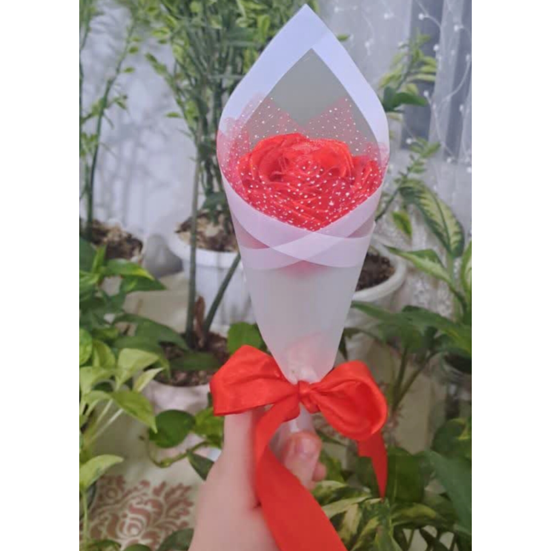 تک شاخه گل رز پارچه‌ای با کاغذ ضد آب مخصوص گل آرایی