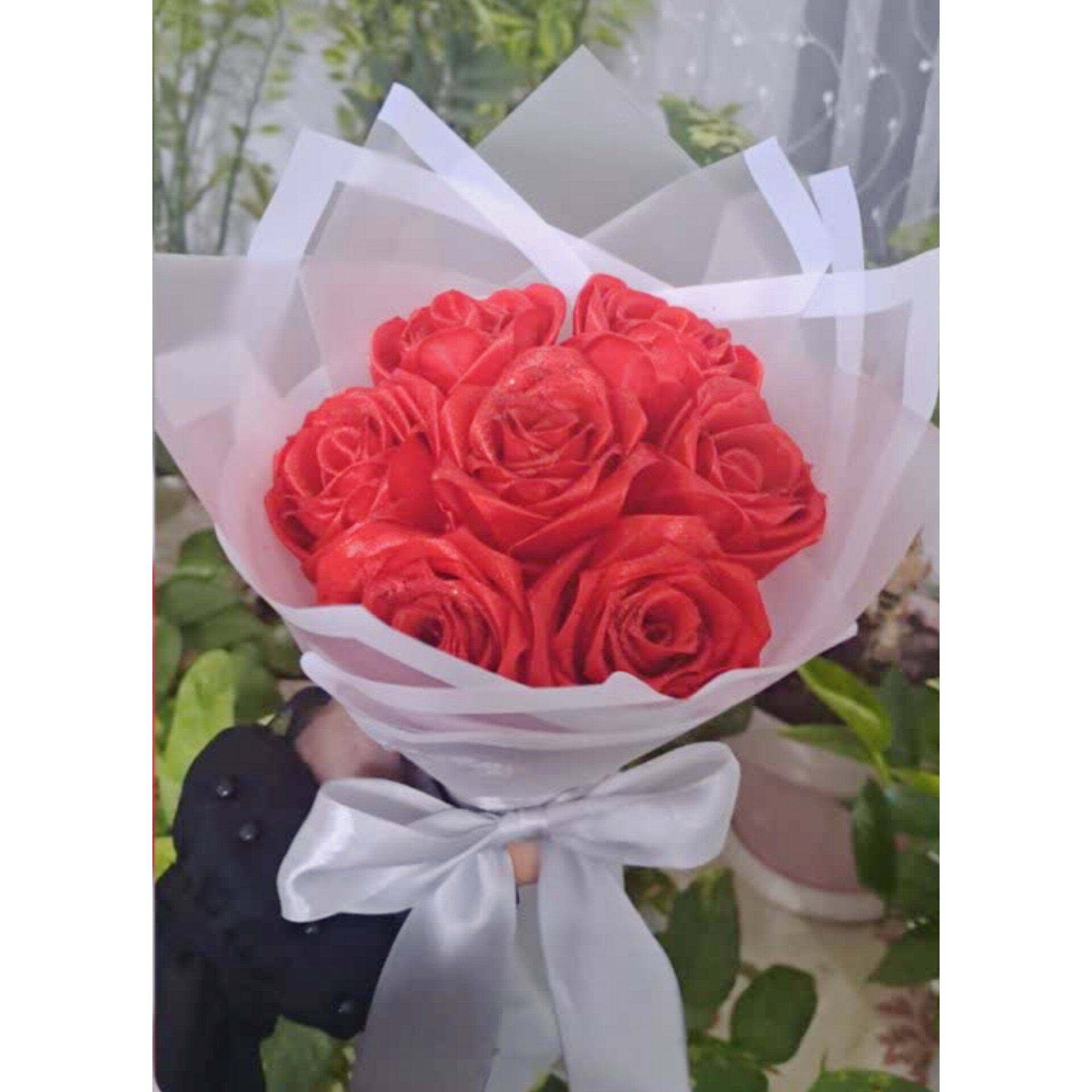 ۷ شاخه گل رز پارچه‌ای قرمز با کاغذ شیشه‌ای ضدآب و تور سفید