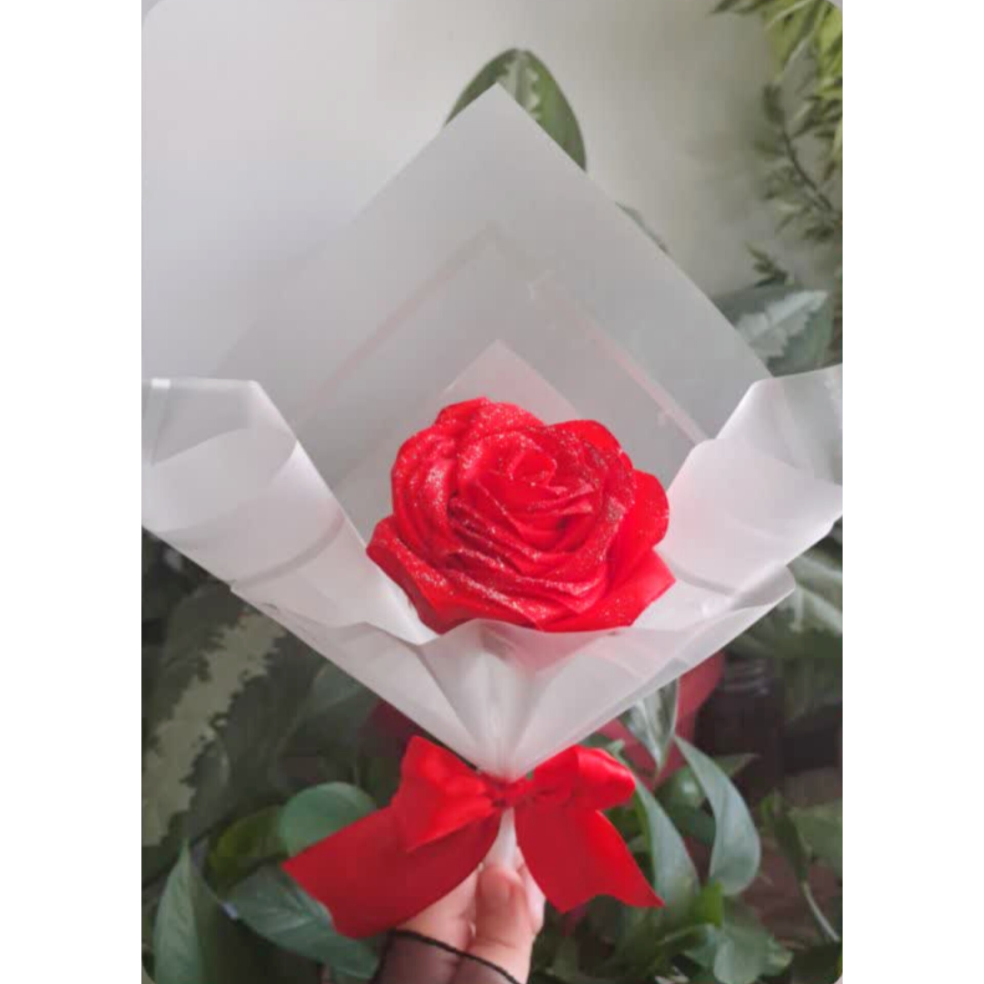 تک شاخه گل رز پارچه‌ای قرمز با کاغذ شیشه‌ای شاین‌دار و تور سفید