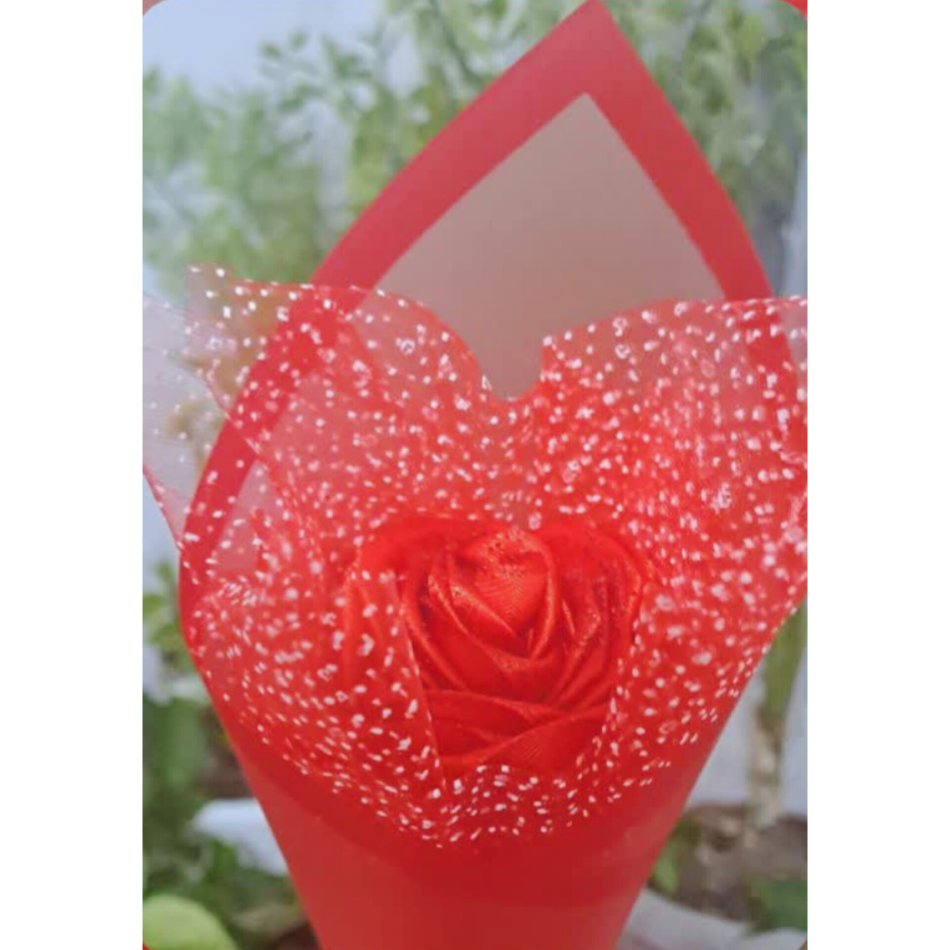 تک شاخه گل رز پارچه‌ای قرمز با کاغذ شیشه‌ای شاین‌دار و تور قرمز