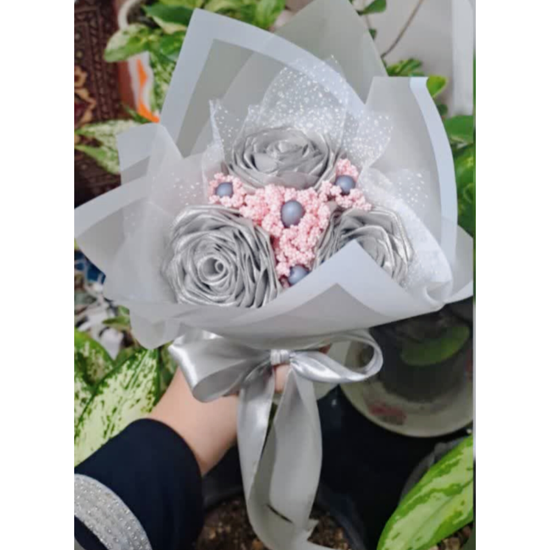 سه شاخه گل پارچه‌ای شکوفه و مروارید با کاغذ شیشه‌ای شاین‌دار و تور سفید